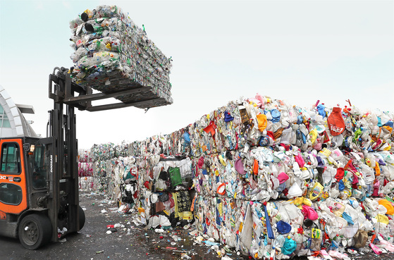 2일 오후 경기도 용인시 재활용센터에서 직원이 압축 플라스틱을 정리하고 있다. 전국에서 재활용품으로 배출하는 비닐이 하루 1700t, 종량제 봉투에 담겨 버려지는 비닐이 하루 2000t 가량 되는 것으로 추정되고 있다. [뉴스1]