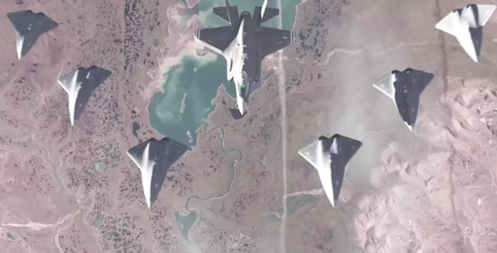 인간 조종사가 조종하고 있는 F-35A 전투기(가운데)가 무인 전투기 6대와 함께 비행하는 장면. [사진 공군연구소]