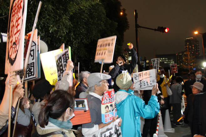 6일 저녁 도쿄 치요다구 일본 총리 관저앞에서 시위대들이 리더의 구호에 맞춰