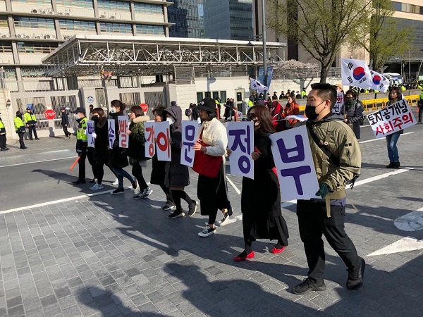 7일 광화문 광장에서 박 전 대통령의 무죄와 문재인 대통령을 규탄하는 보수 단체의 거리행진 집회가 열렸다. ⓒ최은주