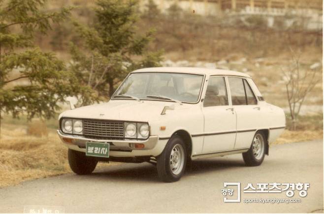 기아자동차 1974년형 브리사로, 브리사 택시는 1975년 출시됐다. 통상적으로 택시는 기본 베이스 모델이 나온 이후, 상품성을 다듬어 내놓는다.
