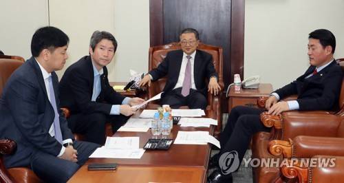 조찬 회동하는 헌정특위 여야간사 (서울=연합뉴스) 최재구 기자 = 김재경 헌법개정 및 정치개혁 특별위원회 위원장이 4일 국회 운영위원장실에서 여야 3당 간사들과 개헌 문제를 논의하고 있다. 왼쪽부터 바른미래당 김관영, 더불어민주당 이인영, 김 위원장, 자유한국당 황영철 간사. 2018.4.4 jjaeck9@yna.co.kr