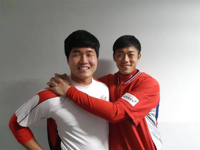 SK 정진기(왼쪽)와 KIA 이명기가 다정하게 포즈를 취하고 있다. 인천=김지섭 기자