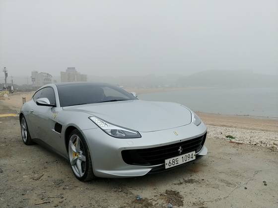 페라리 GTC4 루쏘T를 인천 앞바다 인근 영종해안남로에서 시승했다. 문희철 기자.