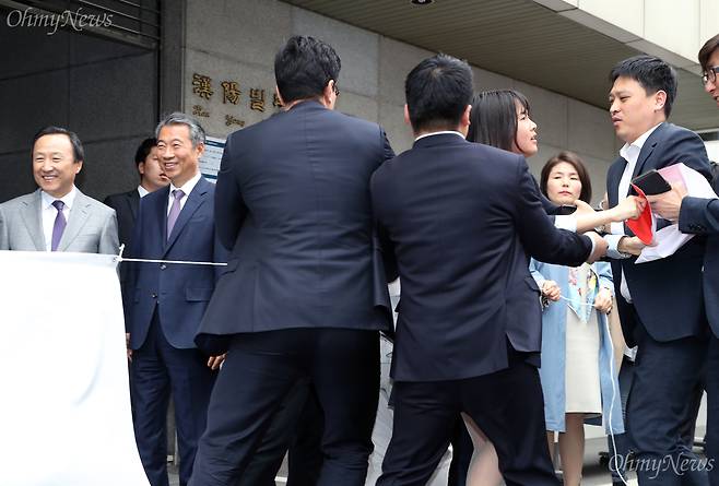 선거연령 하향 4월 통과 촉구 청소년 농성단이 10일 오후 서울 여의도 자유한국당사 앞에서 열린 사회주의 개헌·정책 저지 투쟁본부 현판식에서 선거연령 하향을 요구하며 기습 시위를 하던 중 당직자들에 제지당하고 있다. ⓒ남소연
