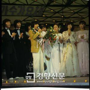 1981년 MBC 10대 가수 가수왕 수상 모습. 경향신문 자료사진