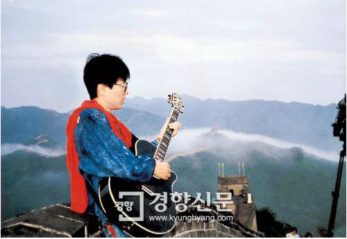 1988년 중국 만리장성에서 연주하는 조용필. 경향신문 자료사진