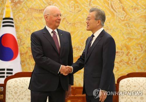 슈바프 세계경제포럼 회장과 만난 문 대통령 (서울=연합뉴스) 황광모 기자 = 문재인 대통령이 11일 오전 청와대에서 다보스 포럼 창립자이자 세계적 베스트셀러인 '제4차 산업혁명'의 저자 클라우스 슈바프 세계경제포럼 회장을 만나 악수하고 있다. 2018.4.11 hkmpooh@yna.co.kr