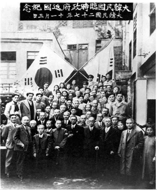 대한민국 임시정부 요인들이 환국을 앞두고 1945년 11월3일 충칭의 연화지 청사에서 찍은 기념사진 (사진=서울시 제공)