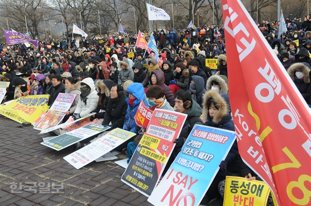 지난 2월 20일 충남지역 보수 기독교단체들이 충남인권조례가 동성애를 조장한다며 폐지를 촉구하는 시위를 벌이고 있다. 한국일보 자료사진