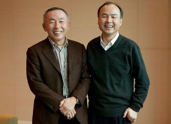 일본 부자랭킹 1위를 다투는 두 사람. 야나이 다다시 유니클로 회장(왼쪽)과 손 마사요시 소프트뱅크 회장.