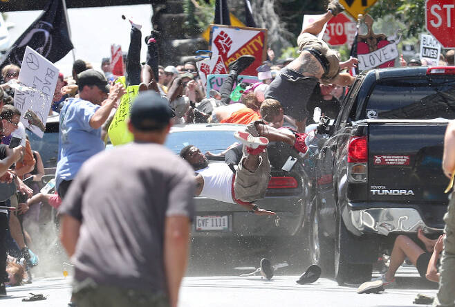 단사진 부문 2위. 미 버지니아 거리 시위대를 향해 차량이 돌진하는 모습을 포착한 사진. 로이터연합뉴스