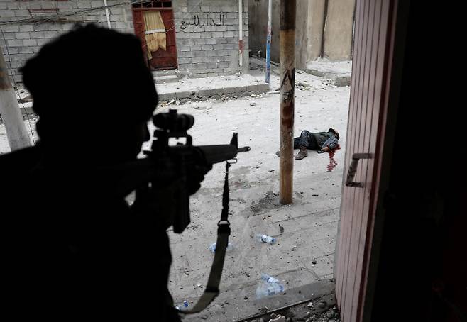 단사진 부문 3위. 이라크 정부군이 모술을 탈환하는 과정에서 자살폭탄 용의자를 사살하는 순간. 로이터연합뉴스