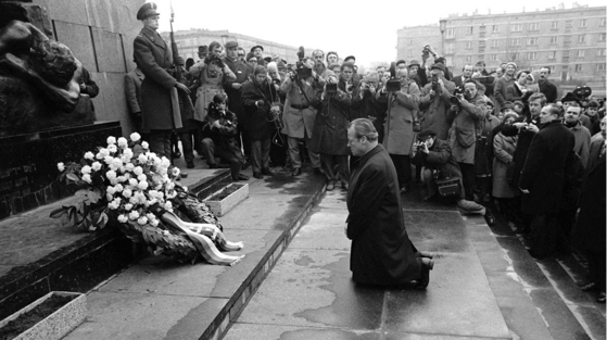 1970년 12월 7일 게토 희생자 추모비 앞에서 서독 총리 빌리 브란트가 과거를 사과하며 무릎을 꿇고 있는 모습.