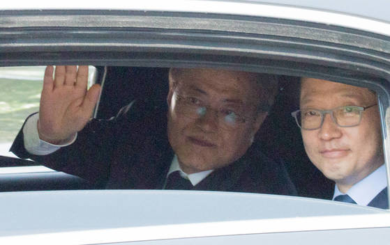 지난해 5월 18일 열린 5·18 민주화운동 기념식을 마친 뒤 문재인 대통령과 김경수 의원이 함께 차량에 타고 있는 모습. [중앙포토]