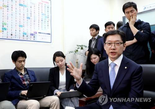 질문에 답하는 김경수 의원 (서울=연합뉴스) 최재구 기자 = 더불어민주당 김경수 의원이 16일 오후 서울 여의도 국회 정론관에서 '민주당원 댓글조작' 연루 의혹과 관련 기자회견 후 대변인실에서 취재진과 질의응답을 하고 있다. jjaeck9@yna.co.kr