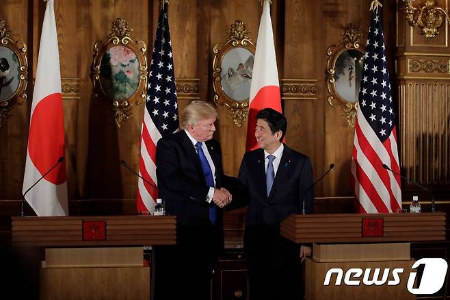 지난해 11월 일본에서 정상회담을 가진 도널드 트럼프 미국 대통령(왼쪽)과 아베 신조 일본 총리. © AFP=뉴스1