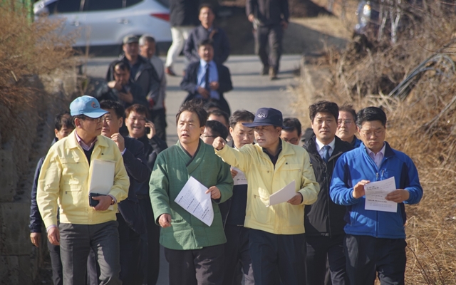 김현권 의원이 지난 3월 경북 영천 포도밭의 눈피해 현장을 둘러보고 있다. 김현권 의원실 제공