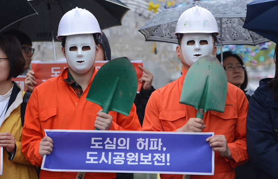 4월 17일 서울 종로구 광화문광장에서 한 시민단체가 도시공원 일몰제 해결을 촉구하는 공동 기자회견을 열고 있다.