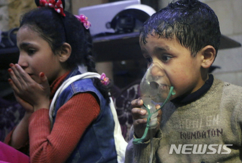 【두마=AP/뉴시스】8일(현지시간) 시리아 반군 장악지역인 두마에서 화학무기 의심 공격이 발생해 어린이들이 치료받고 있다. 사진은 시리아민방위대(SCD) 제공. 2018.4.9.