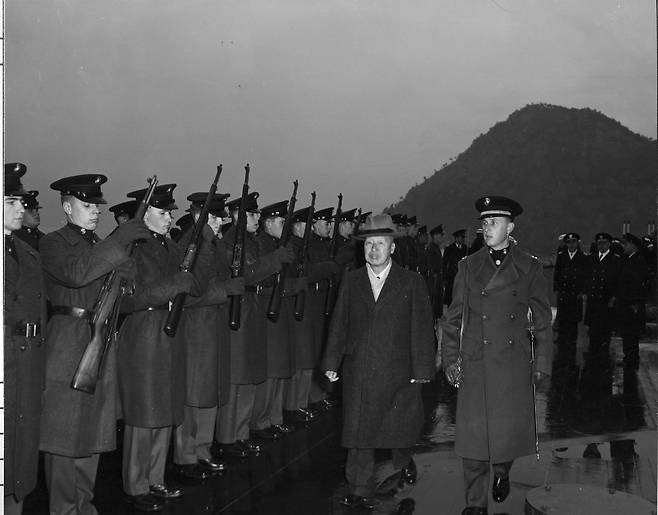 1952. 2. 12. 이승만 대통령이 부산 근해에 정박 중인 미 해군 Wisconsin 호 함상에서 미 해군 장병들의 사열을 하고 있다. ⓒNARA