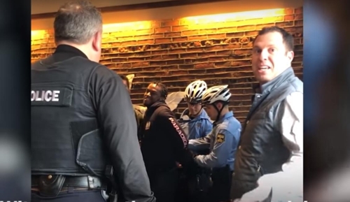 미국 필라델피아의 한 스타벅스 매장서 흑인 남성을 체포하는 경찰관 [유튜브 영상 캡처]