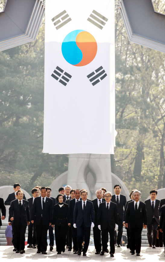 문재인 대통령이 19일 오전 서울 국립 4.19 민주묘지를 방문, 참배를 위해 기념탑으로 향하고 있다.(사진=연합뉴스)