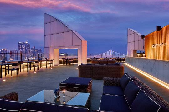 부산 광안리의 켄트호텔이 항구의 여유와 낭만을 담은 '루프탑 선셋 패키지'를 선보인다. 5월 1일부터 6월 30일까지 광안대교 전망의 분위기 좋은 라운지와 루프탑에서 시그니처 메뉴를 즐길 수 있는 여행 상품이다. 낮에는 호텔 15층 멤버스 라운지에서 전면 유리창을 통해 아름다운 바다를 보며 여유로운 오후를 누릴 수 있는 '애프터눈 티세트'를 제공하고, 저녁에는 루프탑 스카이덱에서 화려한 광안대교와 선셋을 감상하며 칵테일을 맛볼 수 있도록 준비했다. 켄트호텔 제공