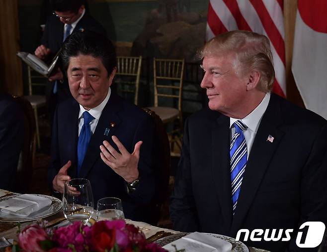 지난 18일 회동한 아베 신조 일본 총리(왼쪽)와 도널드 트럼프 미국 대통령(오른쪽). <자료사진> © AFP=뉴스1
