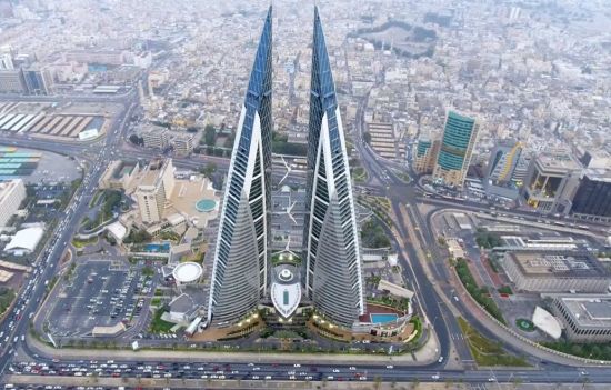 바다를 마주보고 있는 건물의 정면에 3대의 풍력터빈이 설치된 바레인 세계무역센터. 돛을 형상화한 아름다운 건물의 외관이 눈길을 사로 잡습니다.[사진=유튜브 화면캡처]