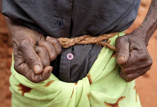 케냐의 한 여성이 배고픔을 견디기 위해 허리를 밧줄로 졸라매고 있다. 식량이 생기면 아이들에게 먼저 먹이려고 밧줄을 묶었다. 2011년 식량난 때 벌어진 일이다. 기아와 빈곤은 계속된다. 액션에이드 제공