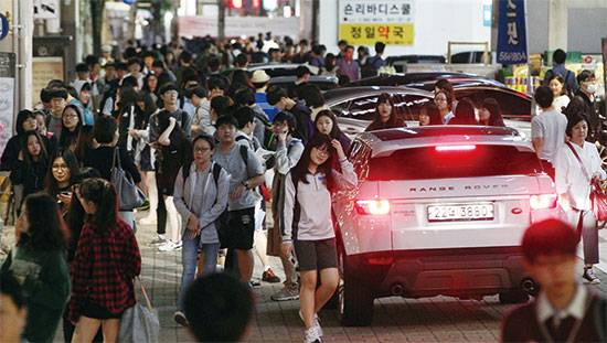 스타강사 중에서도 1등으로 수강신청이 마감된다는 ‘일타강사’는 서울 학원가와 인터넷 강의에서 연예인 못지않은 인기를 누린다. 일부 일타강사는 수백억원대 부동산을 매입해 주목받기도 한다. 사진은 서울 강남 대치동 학원가. <매경DB>