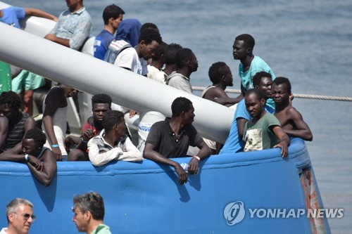 지중해에서 구조된 뒤 이탈리아 시칠리아 항만에 입항하고 있는 아프리카 난민들 [EPA=연합뉴스]