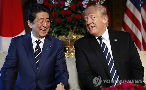 아베 총리(왼쪽)와 트럼프 대통령 [AP=연합뉴스 자료사진]