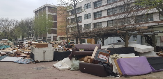 서울 강남구 개포동 주공1단지 구석에 이주한 주민들이 버리고 간 폐가구와 생활 쓰레기가 쌓여 있다. 황의영 기자