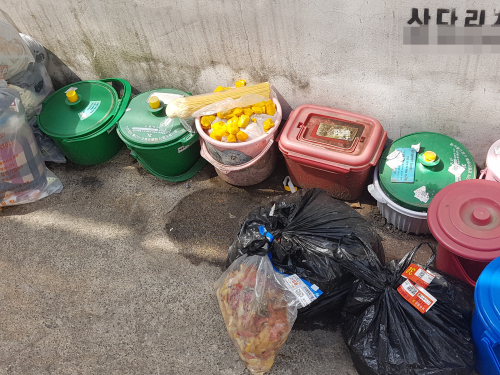 지난 12일 서울 노원구의 한 원룸가. 거리에 음식물 쓰레기통이 늘어져 있다. 뚜껑이 제대로 덮히지 않아 악취를 풍기고 있다.