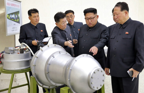 북한 김정은 국무위원장이 지난해 9월 `핵무기 병기화 사업`을 현지지도하면서 수소탄을 살펴보고있다. 연합뉴스