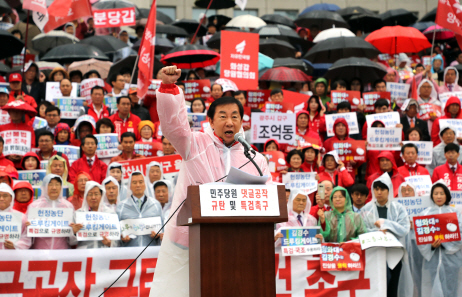 한국당은 22일 민주당원 댓글공작 규탄 및 특검촉구대회를 열었다. 국민투표법 개정안에 대해선 별다른 반응을 내놓지 않았다.(사진=연합뉴스)