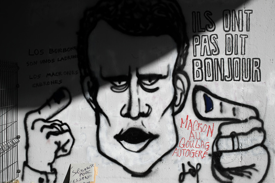 20일 파리의 한 대학교에서 진행된 학생 시위를 경찰이 진압하고 난 후 대학 내에서 발견된 그림. 마크롱의 일방통행식 국정운영을 비판하면서 그를 주피터(제우스), 나폴레옹에 비유하는 여론이 생겨났다. (AP=연합뉴스)
