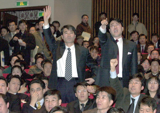 2001년 삼성전자 정기 주주총회에 참석해 발언권을 신청하고 있는 장하성 당시 고려대 교수(왼쪽)와 김기식 참여연대 정책실장.
