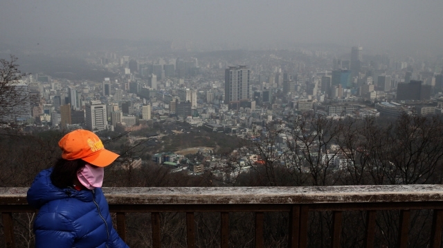 황사가 닥친 서울 남산에서 마스크를 쓴 시민이 산책하고 있다. 박종식 기자 anaki@hani.co.kr