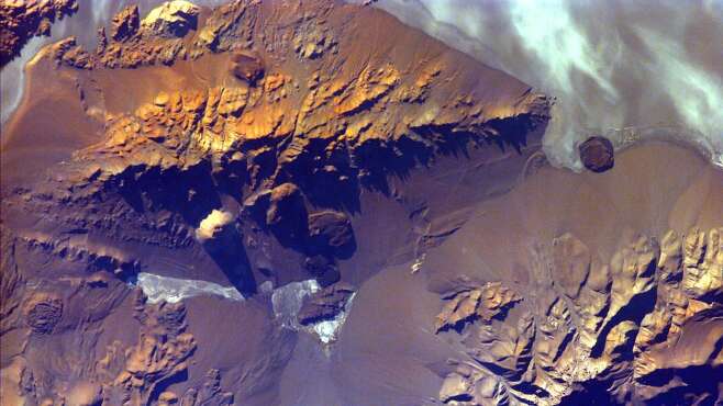 안데스산맥. 남미 대륙 서부에 있는 이 산맥을 ISS의 어스캄으로 촬영한 것이다.