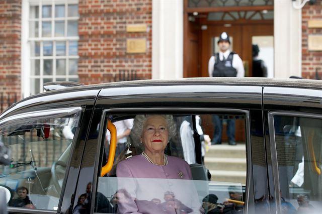 케이트 미들턴 영국 왕세손빈이 셋째로 아들을 출산한 런던 세인트 메리 병원의 부인과 병동 ‘린도 윙(Lindo Wing)’으로 엘리자베스 여왕이 도착하고 있다. 런던=로이터 연합뉴스