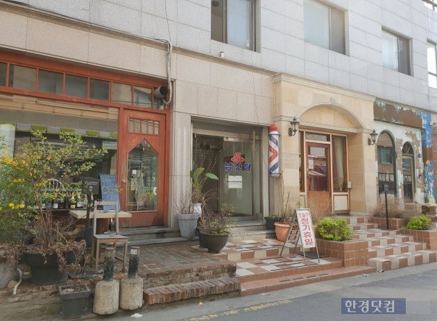 서울 이태원 경리단길 골목길의 한 유명 음식점. 민경진 기자