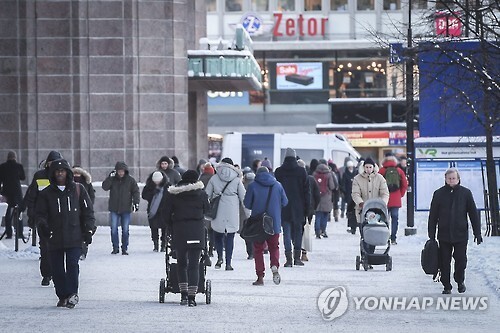핀란드 헬싱키 중앙역 근처를 걷는 시민들[EPA=연합뉴스]