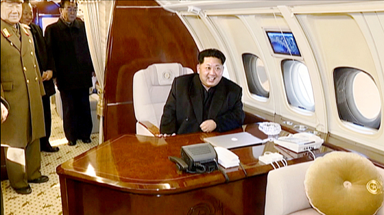 김정은 북한 국무위원장이 전용기 '참매 1호'를 지방 출장을 나섰던 모습. [사진=조선중앙TV 캡처]