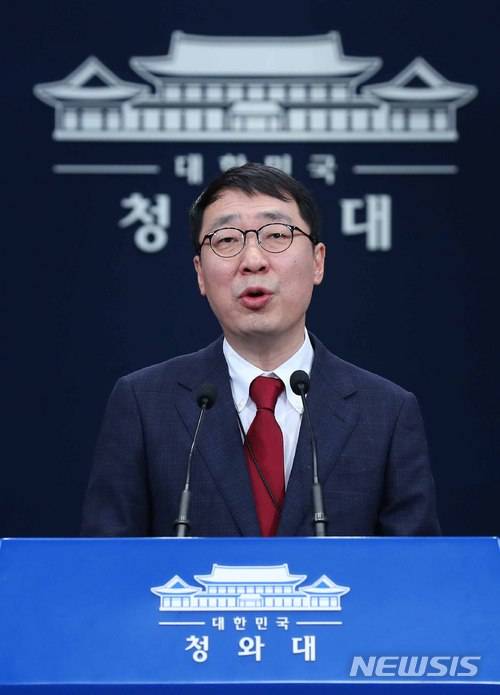 【서울=뉴시스】전신 기자 = 윤영찬 국민소통수석이 22일 청와대 춘추관에서 남북정상회담 홍보방안 관련 브리핑을 하고 있다. 2018.04.22. photo1006@newsis.com