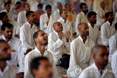 25일 인도 서부 구자라트 주 아메다바드의 한 아슈람에서 아사람 바푸의 추종자들이 그의 무죄 석방을 기도하고 있다.[로이터=연합뉴스]