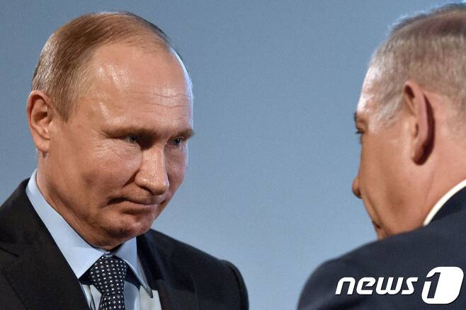블라디미르 푸틴 러시아 대통령(왼쪽)과 베냐민 네타냐후 이스라엘 총리. © AFP=뉴스1