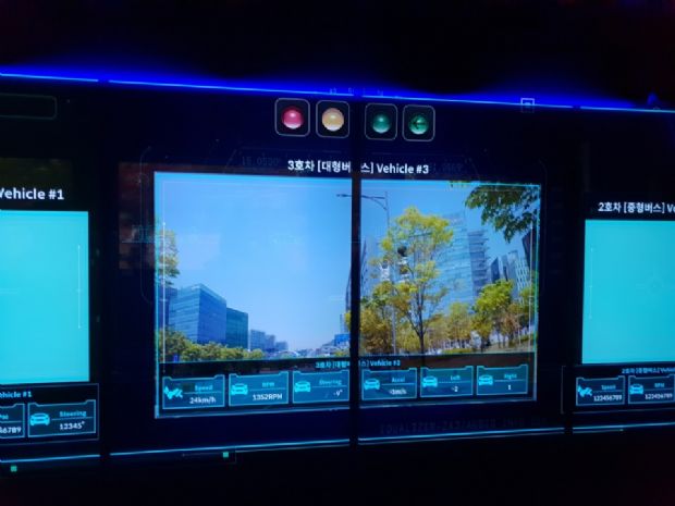 바깥의 풍경을 버스 안에서 스크린으로 보는 것이 가능하다.